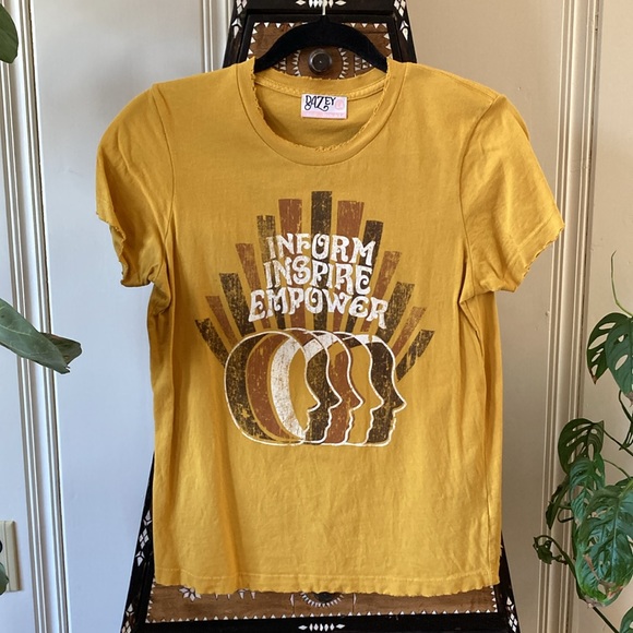 T-Shirt - Picture 2 of 3